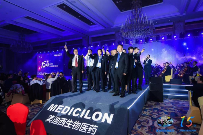 九游会老哥俱乐部CEO陈春麟携高管团队敬酒