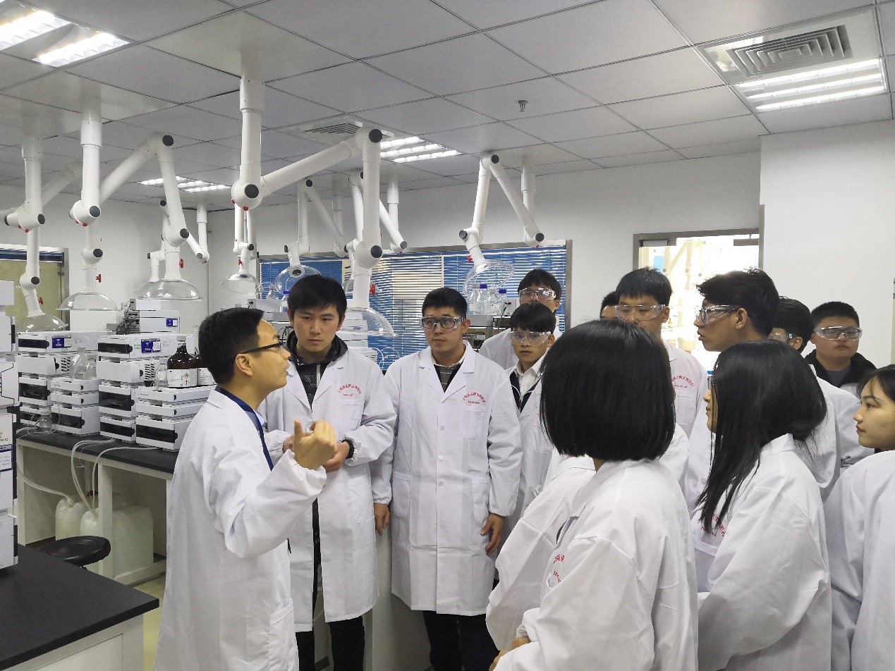 走进九游会老哥俱乐部，与学子共话生长