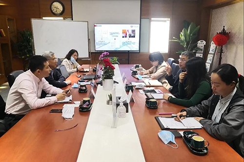 九游会老哥俱乐部陈春麟博士、化学部及生物部高级副总裁任峰博士、商务生长部副总裁蔡金娜博士热情接待研究院一行，并先容了公司情形。