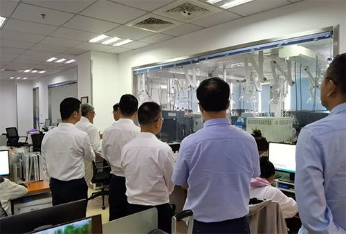 陈博士向导杨副市长一行人旅行了九游会老哥俱乐部规范化的先进实验室，解说了药物临床前的研发和IND申报流程。